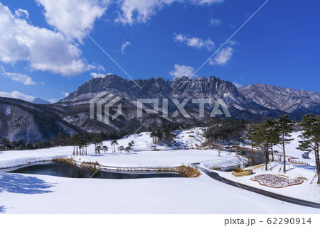 ゴルフ場 山 雪景色 62290914
