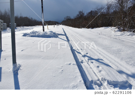 冬の北海道鹿部町JR鹿部駅の雪景色を撮影 冬の北海道鹿部町JR鹿部駅の雪景色を撮影 62291106