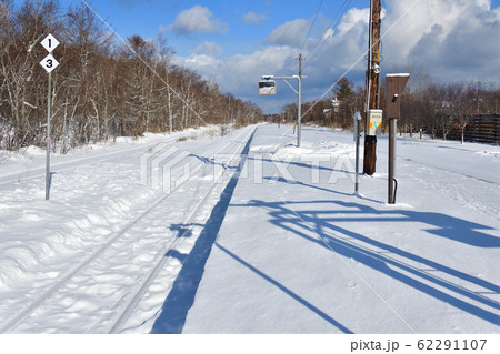 冬の北海道鹿部町JR鹿部駅の雪景色を撮影 62291107
