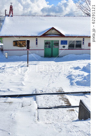 冬の北海道鹿部町JR鹿部駅の雪景色を撮影 62291121