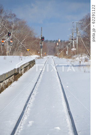 冬の北海道鹿部町JR鹿部駅の雪景色を撮影 62291122