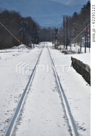 冬の北海道鹿部町JR鹿部駅の雪景色を撮影 62291123