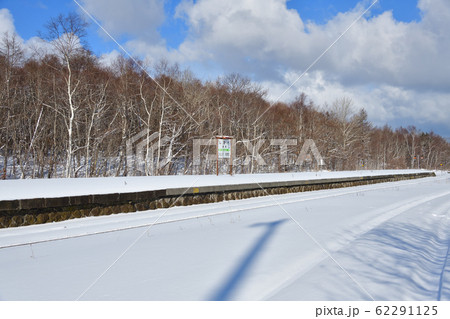 冬の北海道鹿部町JR鹿部駅の雪景色を撮影 62291125