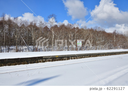 冬の北海道鹿部町JR鹿部駅の雪景色を撮影 62291127