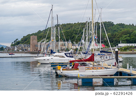 Sailing boats at the Oban old town background. 62291426