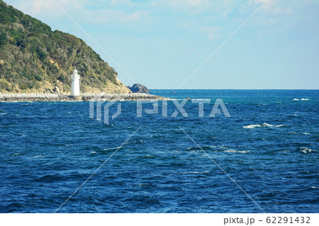 航行する船上より望む伊良湖岬灯台 62291432
