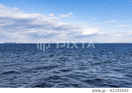航行する船上より望む三河湾方面 62291603