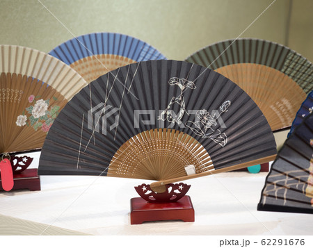 ディスプレイされた扇子 62291676