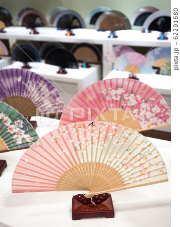 ディスプレイされた扇子 62291680