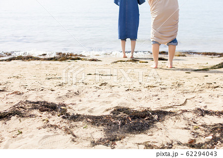 砂浜と女友達と足元 62294043