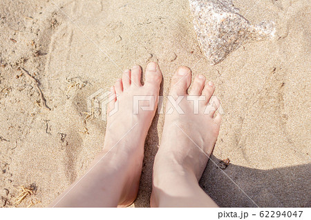 砂浜と女性の裸足の写真素材