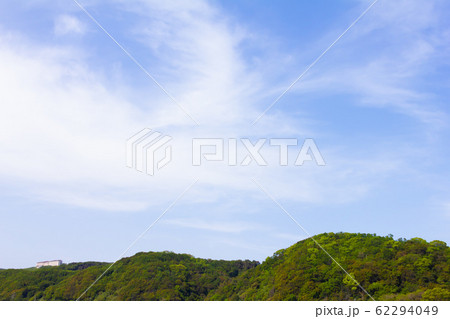 和歌山県加太の青い空と緑の山 62294049