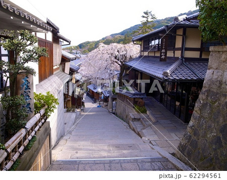 【京都】桜満開の産寧坂 62294561