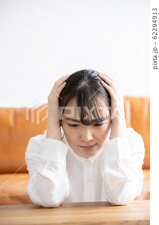 体調不良の若い女性 インフルエンザ 風邪 体調不良の若い女性 インフルエンザ 風邪 62294913