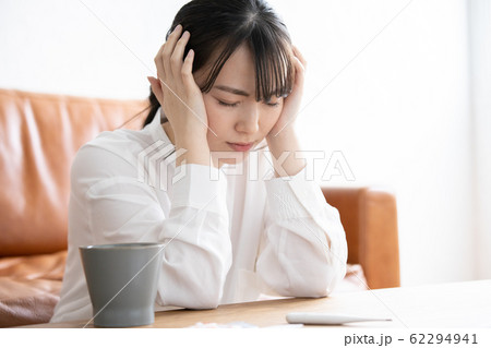 体調不良の若い女性 インフルエンザ 風邪 体調不良の若い女性 インフルエンザ 風邪 62294941