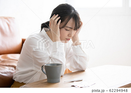 体調不良の若い女性　インフルエンザ　風邪 62294948