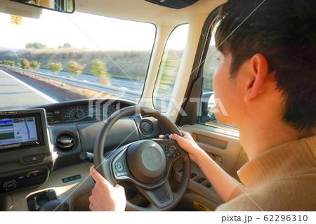 運転をする 男性 運転をする 男性 62296310