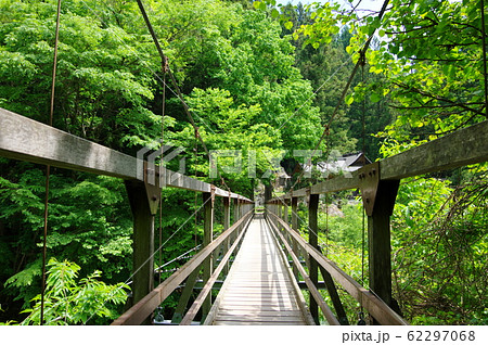 尾白川渓谷の吊り橋（山梨県北杜市）の写真素材 [62297068] - PIXTA