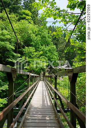 尾白川渓谷の吊り橋（山梨県北杜市） 62297069