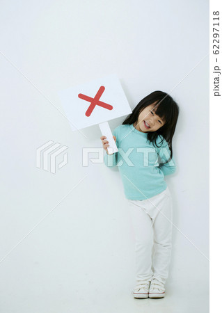 マルバツプレートを持つ女の子 マルバツプレートを持つ女の子 62297118