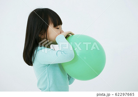 風船を持つ女の子の写真素材