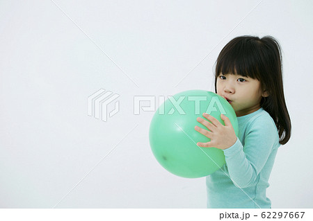 風船を持つ女の子の写真素材