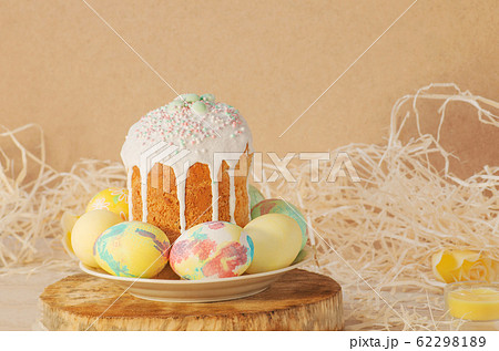 Pastel and colorful easter eggs and Easter cake. 62298189