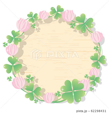 クローバーとアカツメクサの枠 中央下に四つ葉（木目背景） 62298431