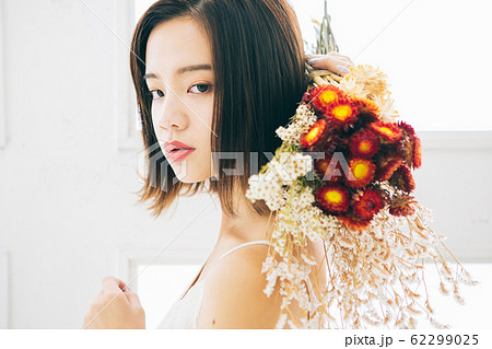 若い女性のヘアスタイルイメージ 62299025