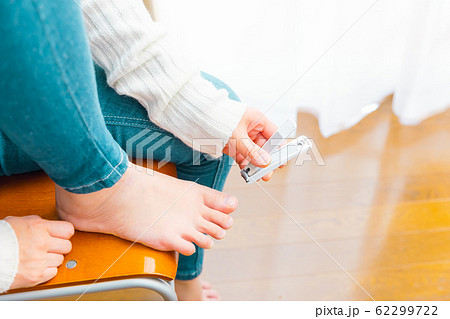 足の爪を切る女性 クリッパー型爪切りの写真素材