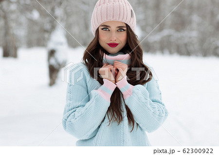 Stylish young lady in winter countryside 62300922