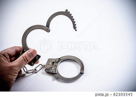 おもちゃの手錠 逮捕イメージの写真素材 [62303545] - PIXTA