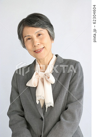 シニア女性　笑顔　終活写真　ジャケット　ブラウス　NO2 62304604