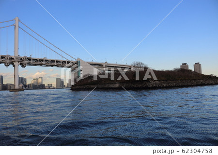 洋上から眺めるレインボーブリッジと第六台場 62304758