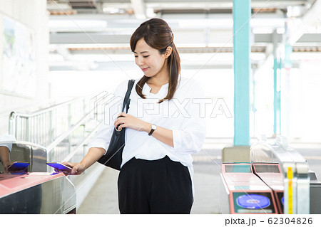 通勤 女性 電車 駅 ビジネスウーマン 撮影協力:京王電鉄株式会社 通勤 女性 電車 駅 ビジネスウーマン 撮影協力:京王電鉄株式会社 62304826