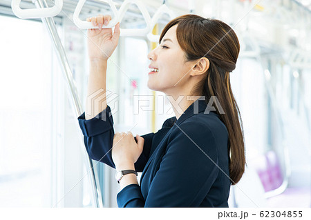 通勤 女性 電車 駅 ビジネスウーマン 撮影協力:京王電鉄株式会社 通勤 女性 電車 駅 ビジネスウーマン 撮影協力:京王電鉄株式会社 62304855