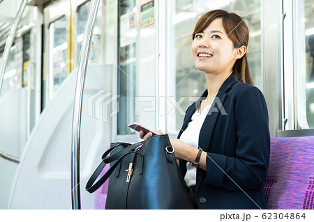 通勤 女性 電車 駅 ビジネスウーマン 撮影協力:京王電鉄株式会社 通勤 女性 電車 駅 ビジネスウーマン 撮影協力:京王電鉄株式会社 62304864