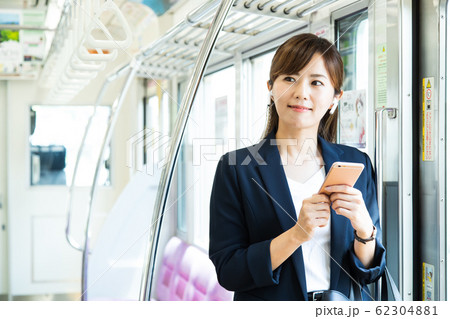 通勤　女性　電車　駅　ビジネスウーマン　撮影協力：京王電鉄株式会社 62304881