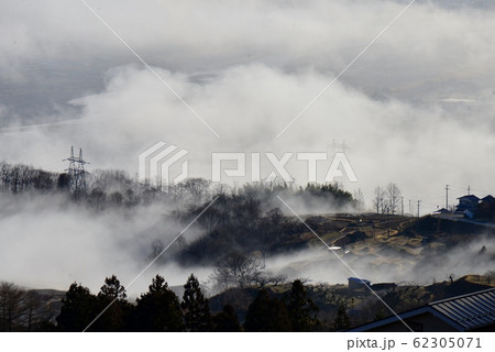 雲海に覆われた朝 62305071