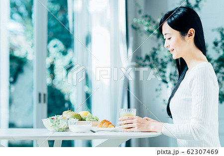 若い女性(朝食) 若い女性(朝食) 62307469