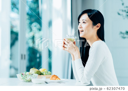 若い女性（朝食） 62307470