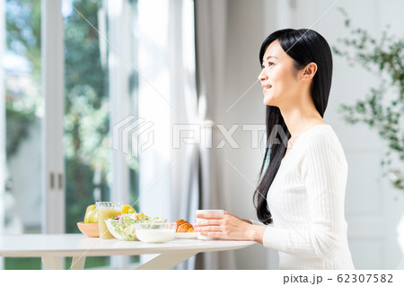 若い女性 62307582