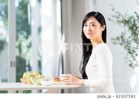 若い女性 若い女性 62307583