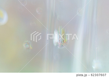 抽象的背景素材ー窓辺の雨粒に虹・虹の花（イメージ） 62307607