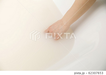 お風呂の湯加減を見る若い女性手元 62307653