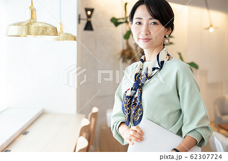 ビジネス コワーキングスペースで仕事をする女性の写真素材