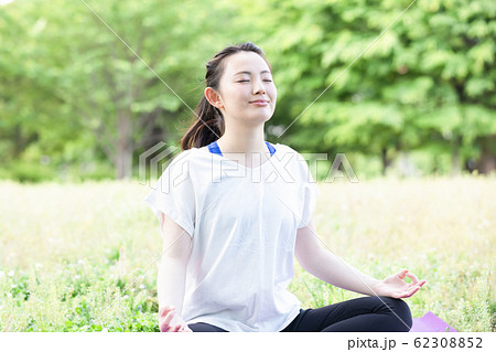 女性 屋外 ヨガ 女性 屋外 ヨガ 62308852