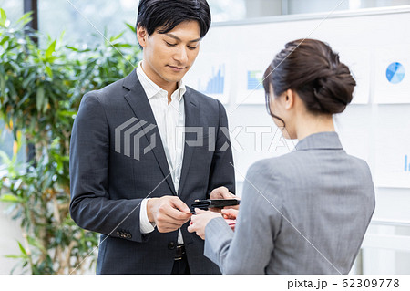 ビジネスシーン 名刺交換 ビジネスシーン 名刺交換 62309778