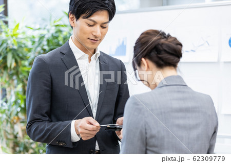 ビジネスシーン 名刺交換 ビジネスシーン 名刺交換 62309779