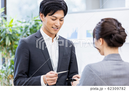 ビジネスシーン　名刺交換 62309782